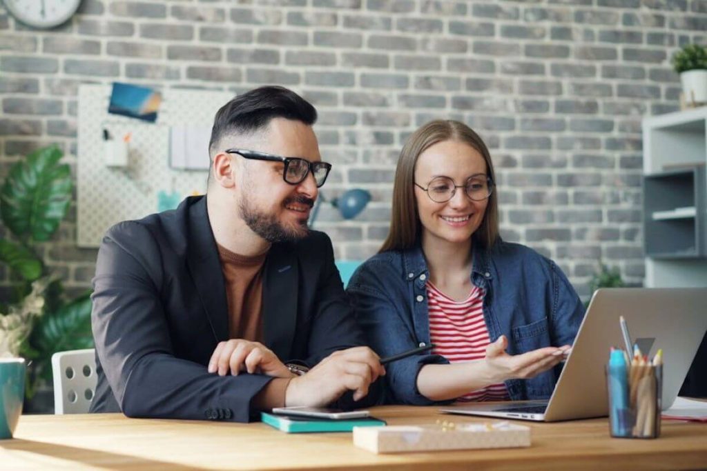 comment un homme montre son attirance au travail