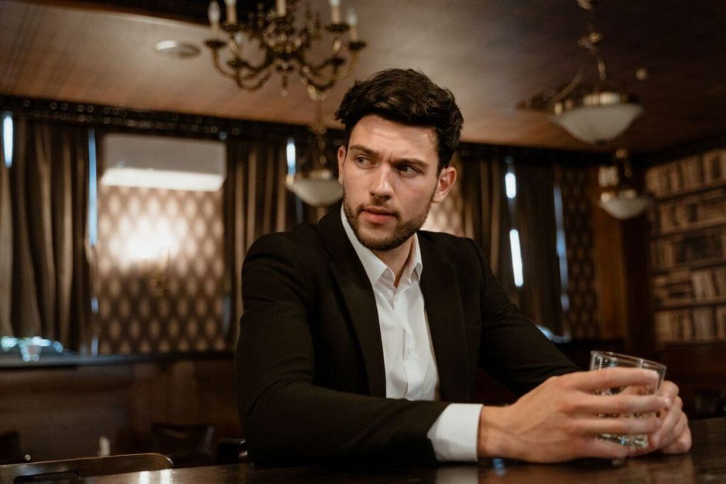 le regard d'un homme attiré